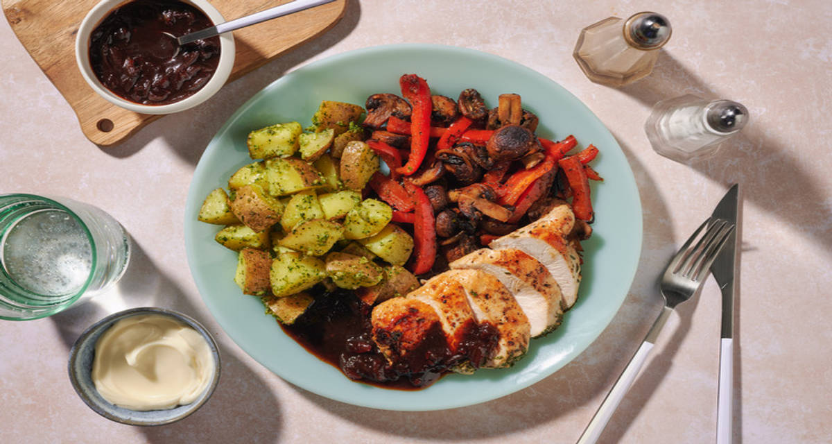 Recette culte : poulet, pommes de terre au pesto & chutney d'oignon craquez (encore et encore !) pour nos incontournables