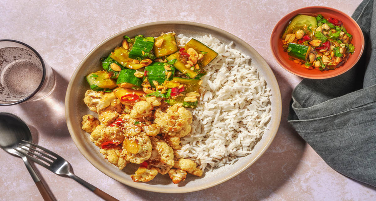 General Tso-bloemkool met smashed komkommer met rijst, pinda’s, koriander en sesamzaadjes
