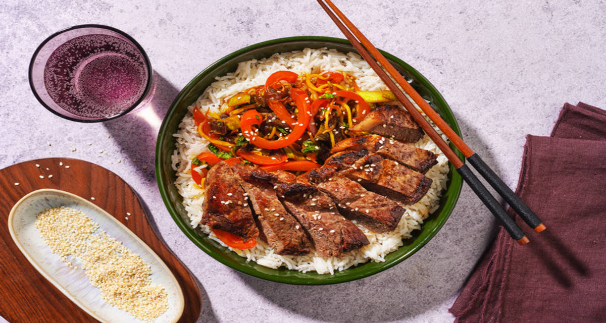 Entrecote met sweet & sticky groenten met rijst en sesamzaadjes