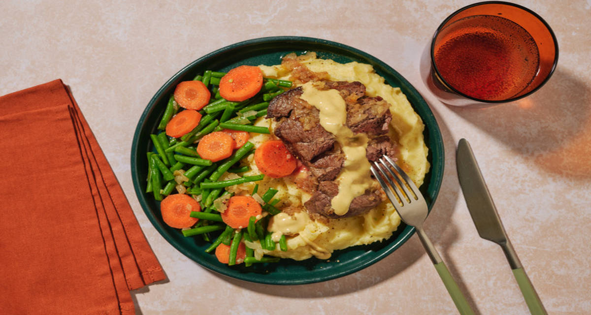 Filet mignon en sauce moutarde crémeuse purée de pommes de terre, carotte et haricots verts