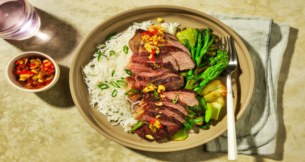 Entrecote met pittige pinda-olie en broccolini met rijst, paksoi en bosui