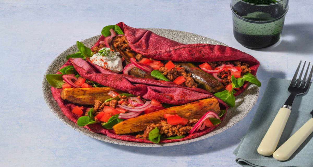 Bietenflatbread met kipgehakt, aubergine en yoghurtsaus met sumak, peterselie, tomaat en ingelegde ui