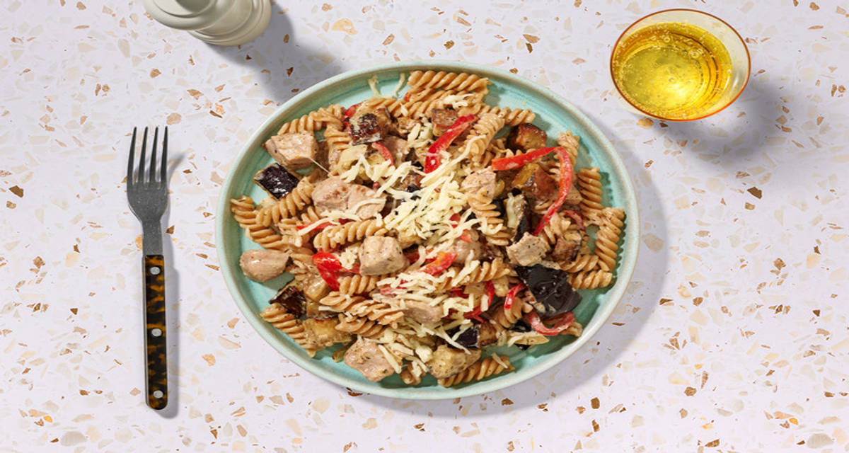 Volkoren fusilli met varkenshaaspuntjes en aubergine met tomatentapenade, Goudse kaas en puntpaprika