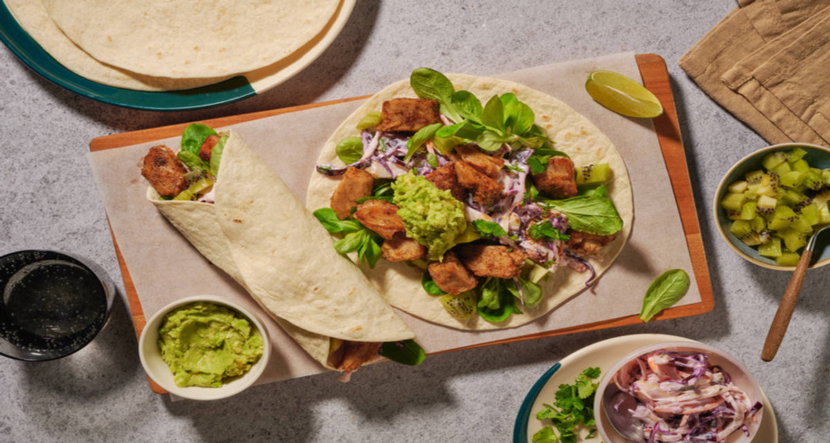 Wraps aux émincés végés façon poulet, kiwi & avocat écrasé slaw multicolore, mâche, coriandre et citron vert