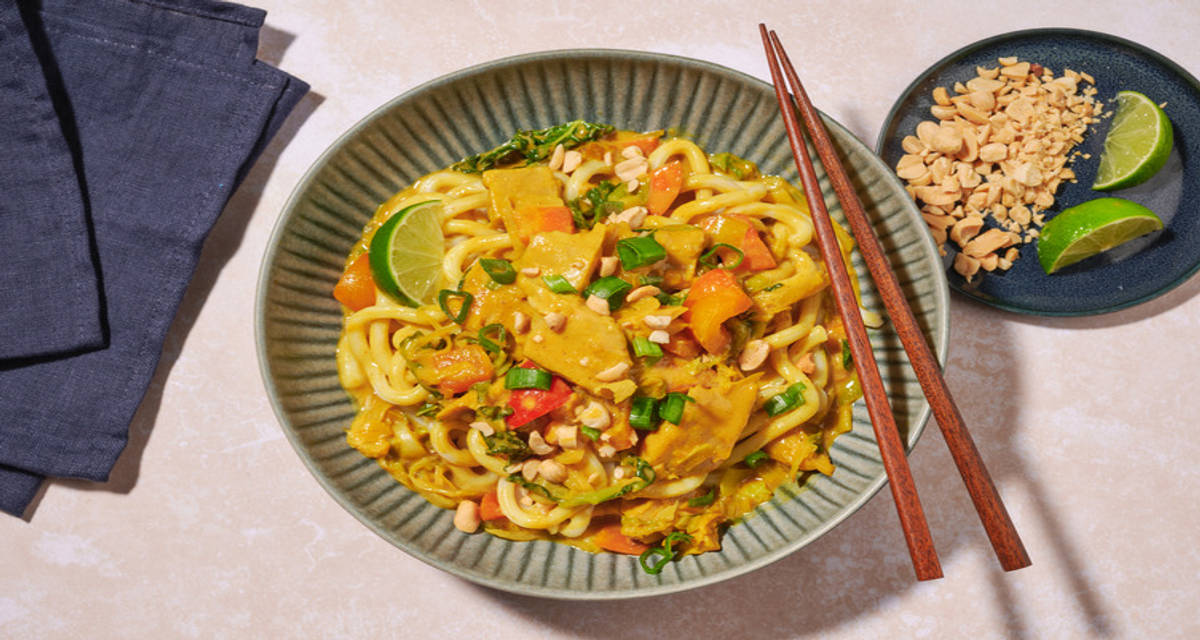 Nouilles aux émincés végés façon poulet épicés à la harissa sauce curry-coco, cacahuètes et citron vert