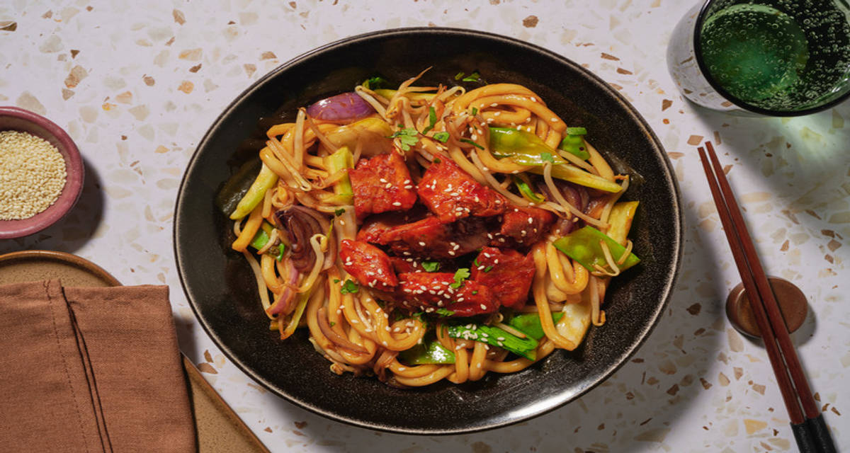 Émincés végés façon poulet & nouilles udon sauce asiatique douce, légumes à la thaï, coriandre et sésame