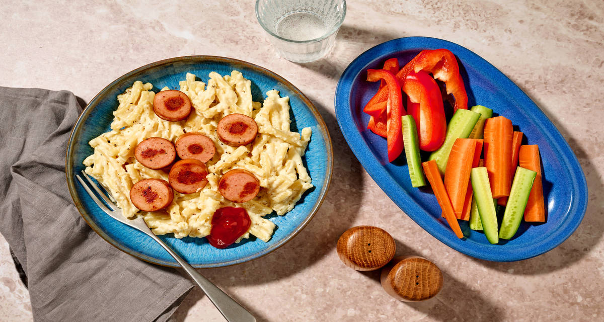 Stekt falukorv med stuvade makaroner och råkostsallad