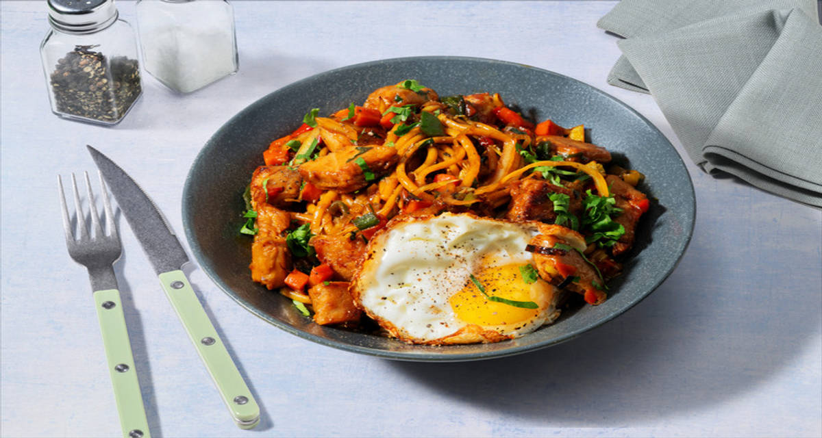 Bami aux émincés végés façon poulet & œuf au plat légumes sautés, feuilles de céleri et ketjap