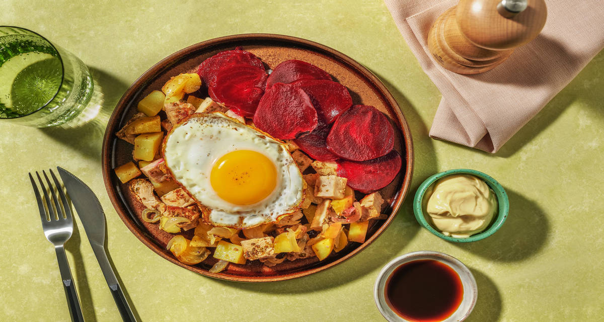 Pytt i panna med potatis och stekt ägg och syltade rödbetor
