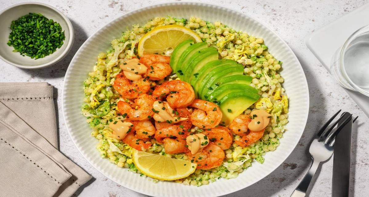Scampicocktailbowl met avocado, bieslook en citroen met salade, parelcouscous en broccolirijst