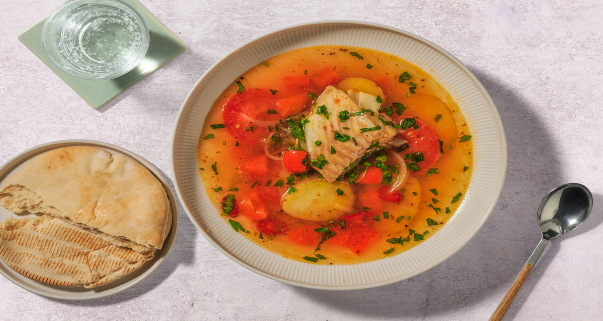 Ekşili Balık - tyrkisk one pot fiskegryde med pitabrød og frisk persille
