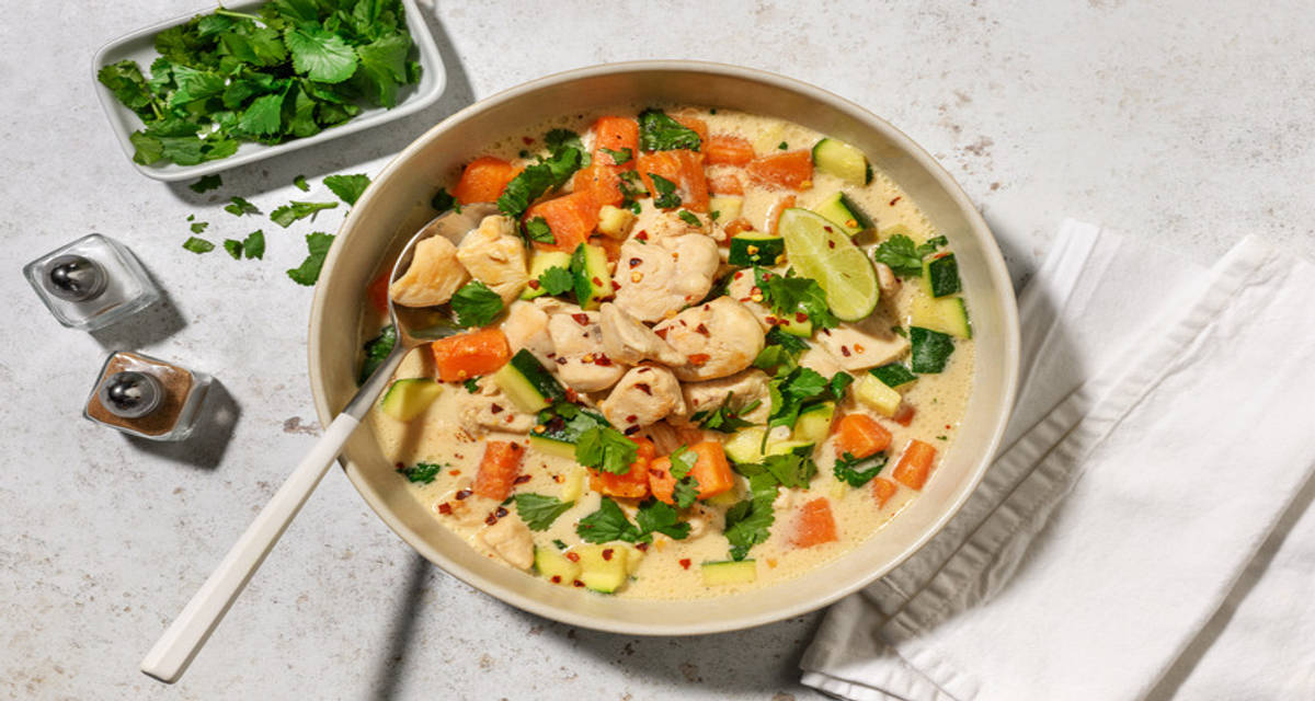 Tom Kha Gai: Sopa tailandesa de pollo y coco con boniato, cilantro y lima