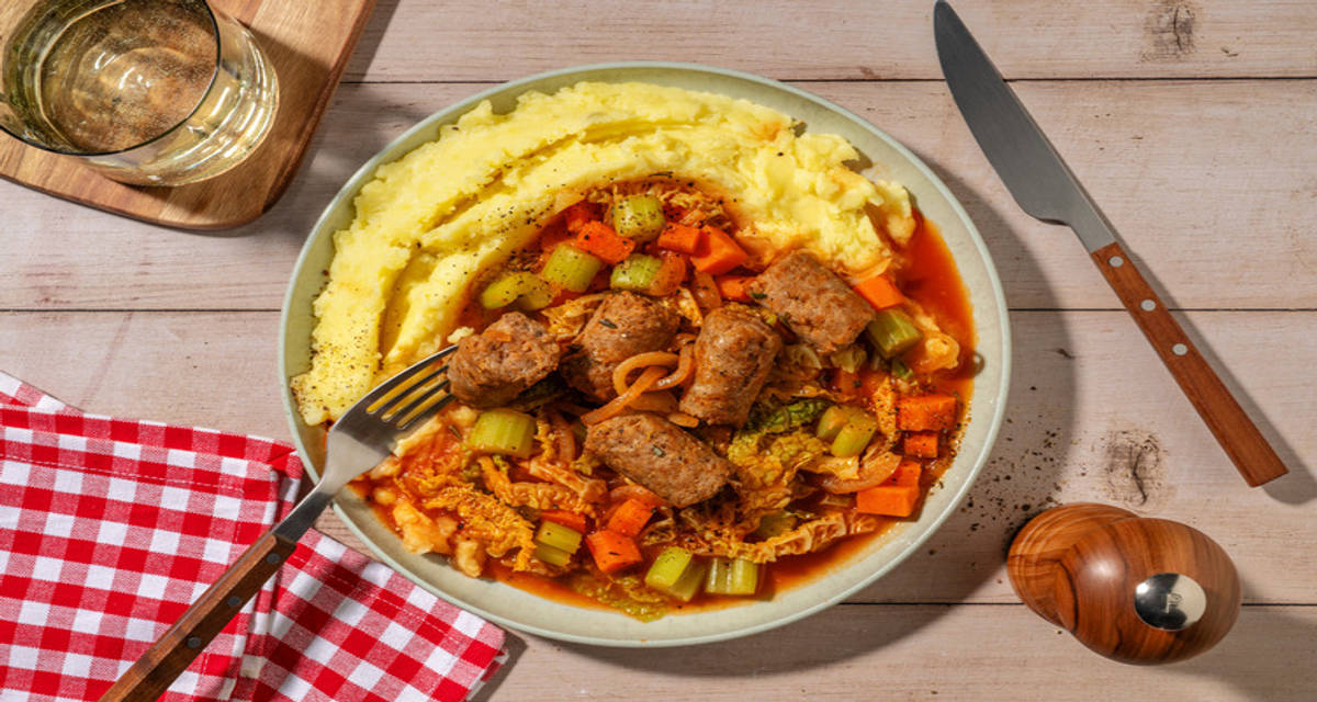 Salsiccia e verza in umido stile cassoeula milanese con patate fondenti, soffritto e rosmarino
