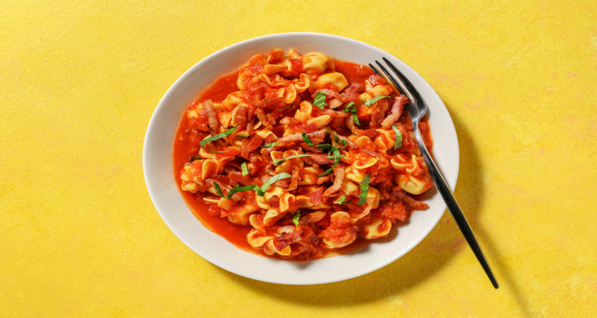 Fiorelli de setas exprés con bacon en salsa arrabiata con albahaca fresca y un toque picante
