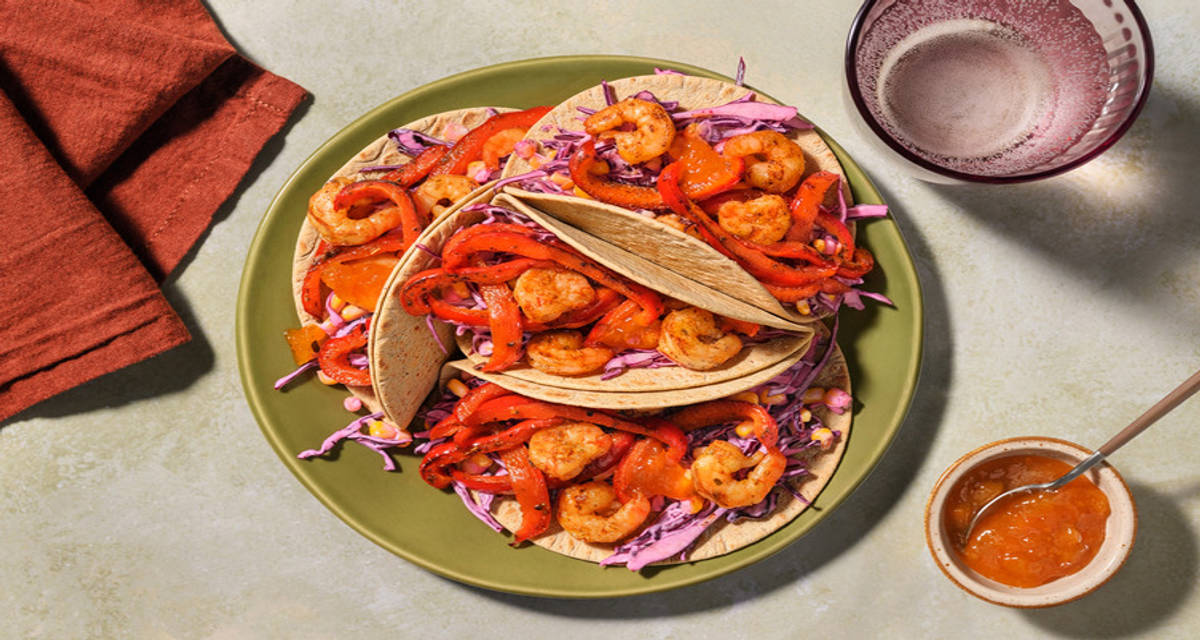 Tacos aux crevettes BBQ et chutney d'abricot tortillas au blé complet, salade de chou rouge, maïs et persil