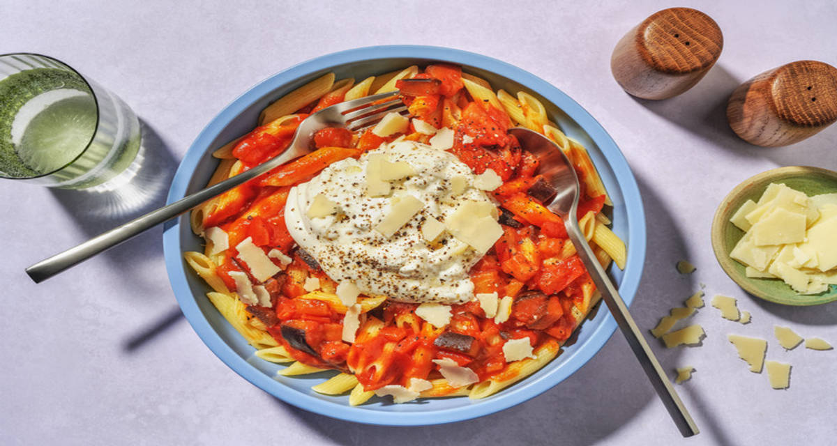 Penne met aubergine, burrata en Grana Padano in tomatensaus met Siciliaanse kruiden