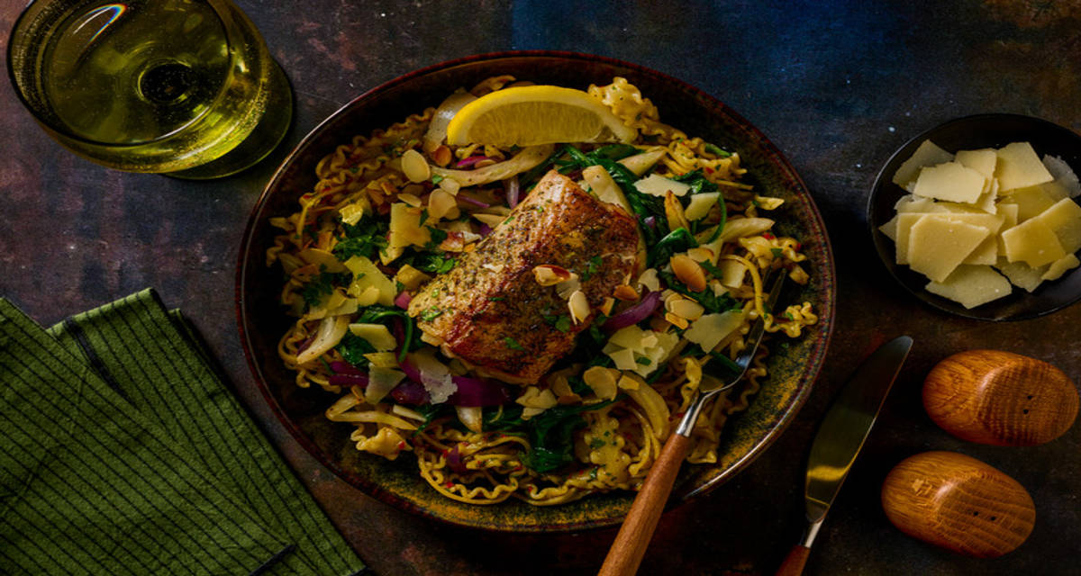 Cabillaud sur mafaldine arrosées d'aglio et olio Parmigiano Reggiano, fenouil et amandes effilées