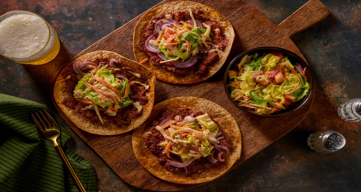Cheesy smashburger-tostada's met speciaalsaus met augurken, kaas, tomaat en salade