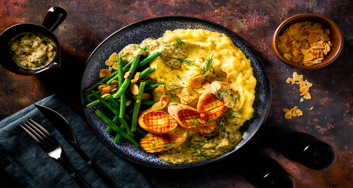 Oesterzwam-'coquilles' in kappertjes-wittewijnsaus met sperziebonen, amandelen en verse dille