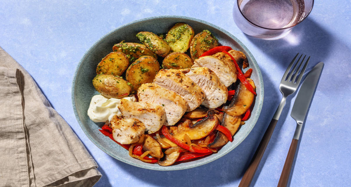 Kipfilet met pesto-patatjes met portobello en paprika
