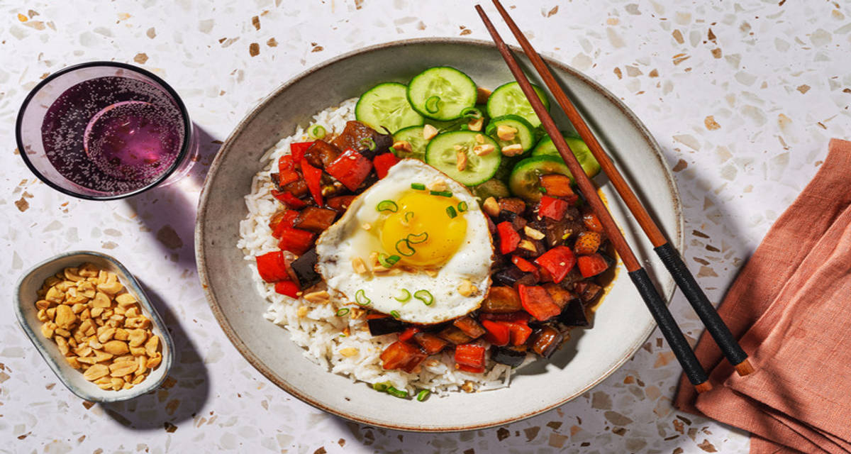 Œuf au plat & sauté d'aubergine « swicy » riz, cacahuètes et concombre aigre-doux