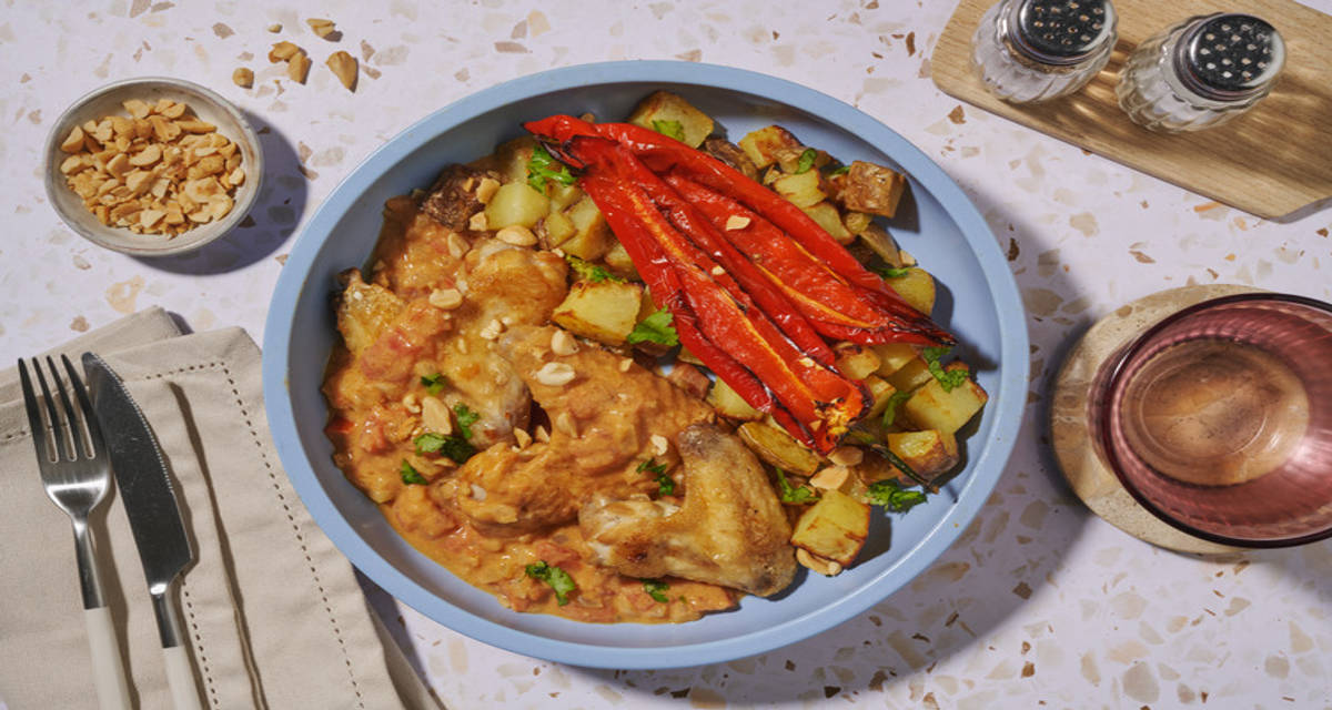 Ailes de poulet en sauce crémeuse à la cacahuète pommes de terre rôties et poivron pointu