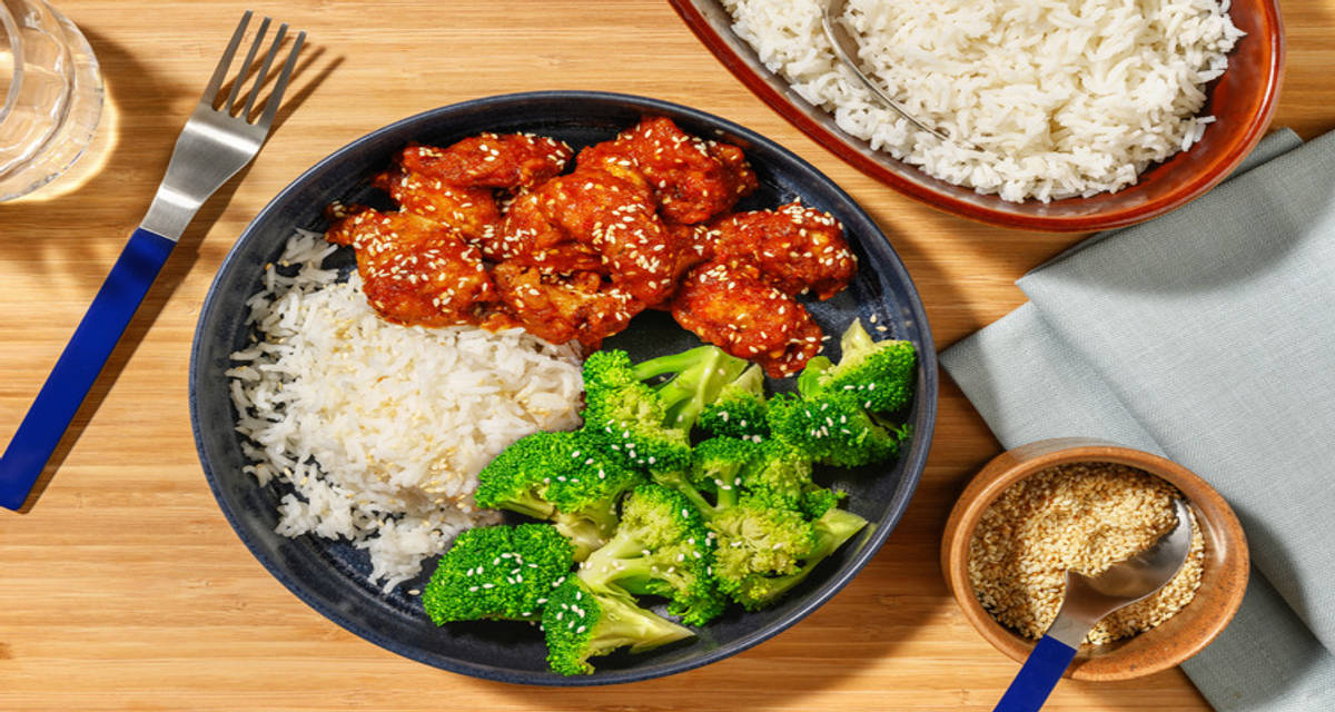 Gefrituurde kip op z'n Koreaans met 'swicy' saus met rijst, broccoli en sesamzaadjes