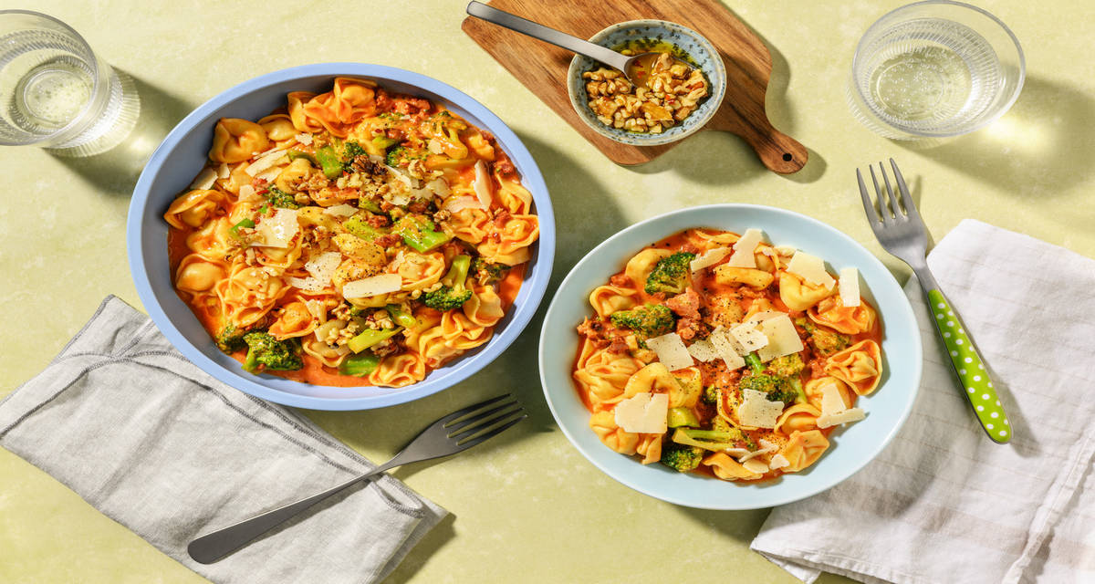 Snabblagad bacon-tortelloni med tomatsås och ost En version för barn, en för vuxna
