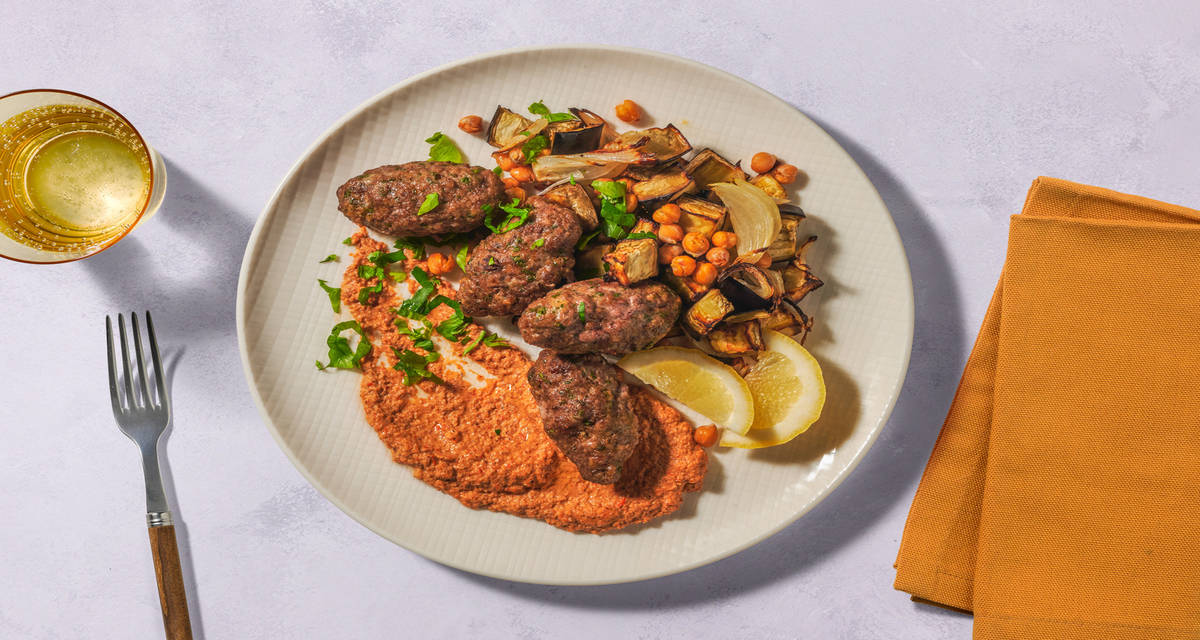 Krydrede koftaer og hjemmelavet muhammara-dip med ovnbagt aubergine, løg og kikærter