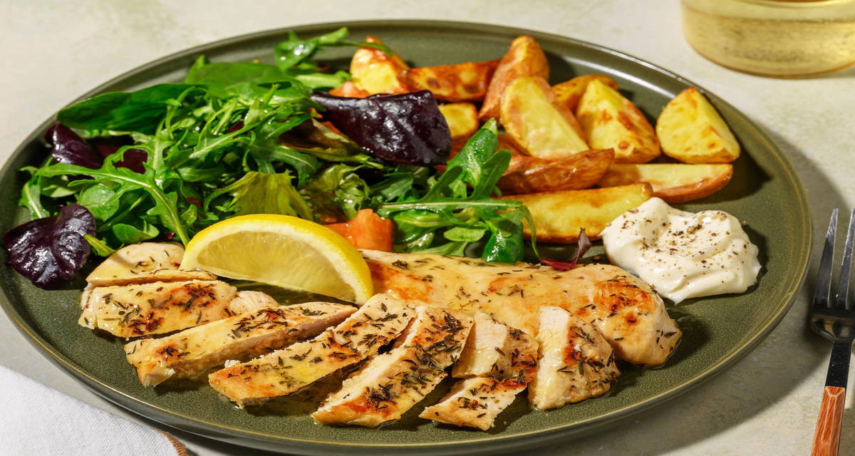 Petto di pollo al limone e patate dorate con insalata gustosa alle olive e maionese