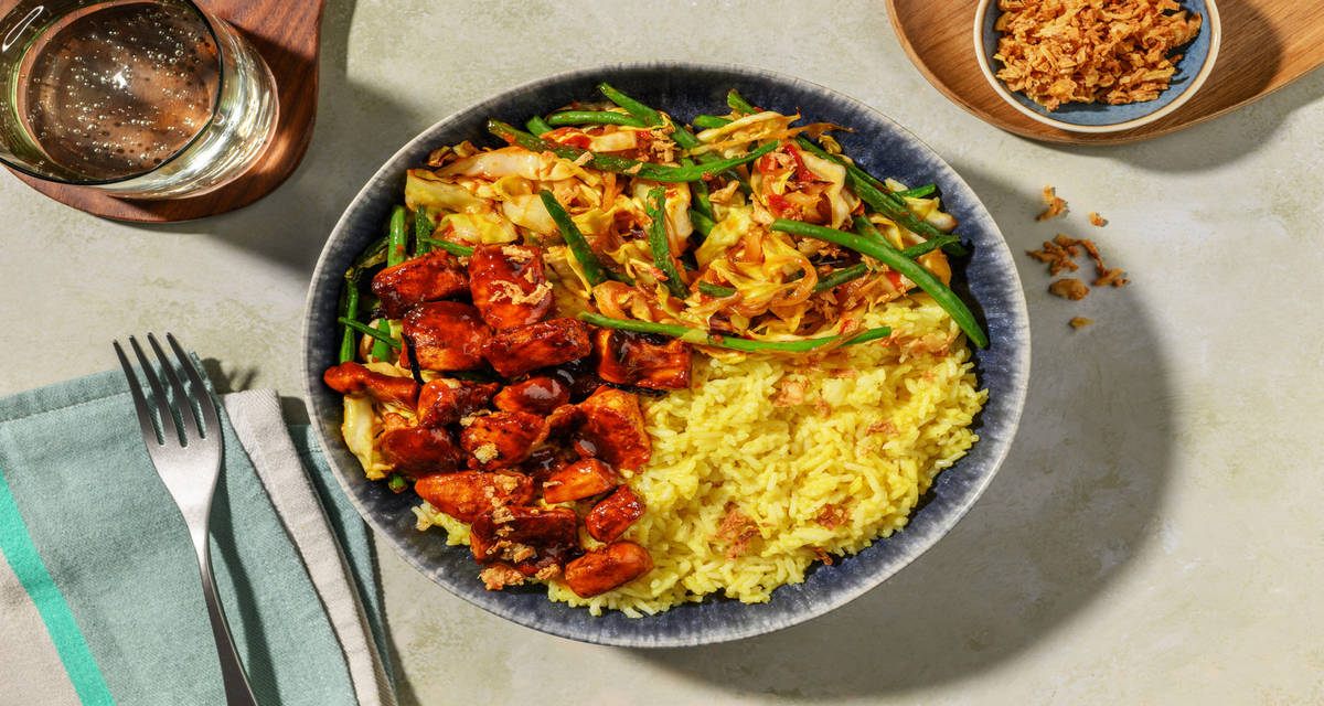 Émincés végés façon poulet à la javanaise & oignons croustillants riz, chou et haricots verts