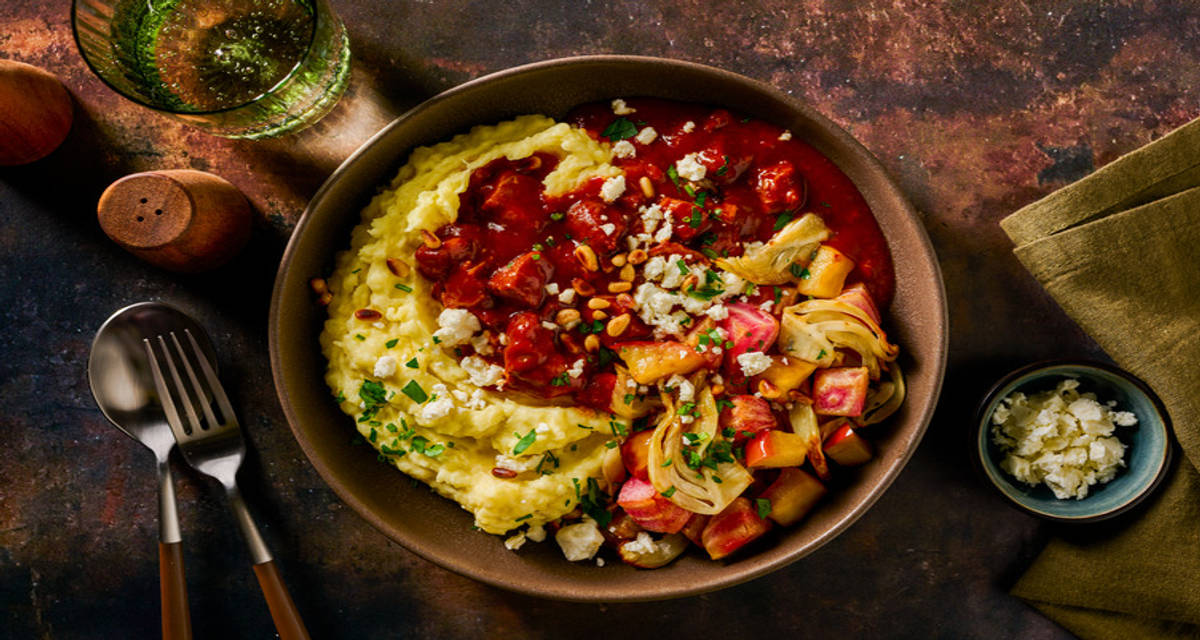 Civet de chevreuil, feta, pignons de pin & herbes fraîches purée onctueuse, betterave de chioggia et fenouil