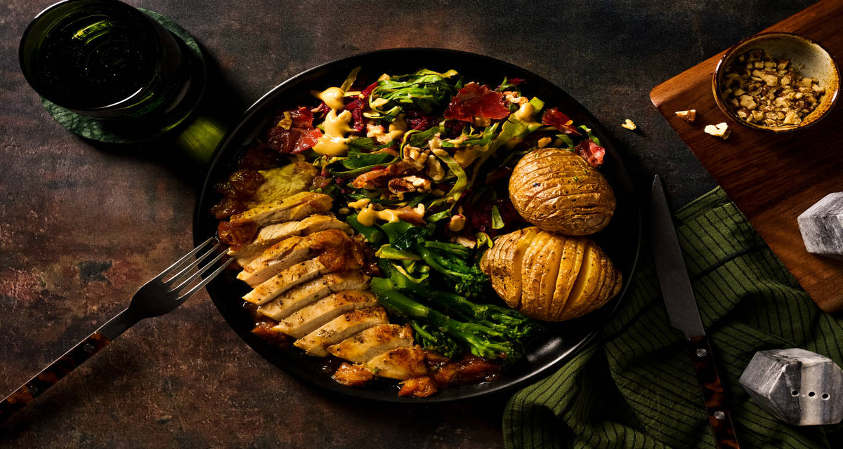 Kyckling i apelsin- och rödvinssås med rosmarinpotatis, broccolini och prosciuttosallad