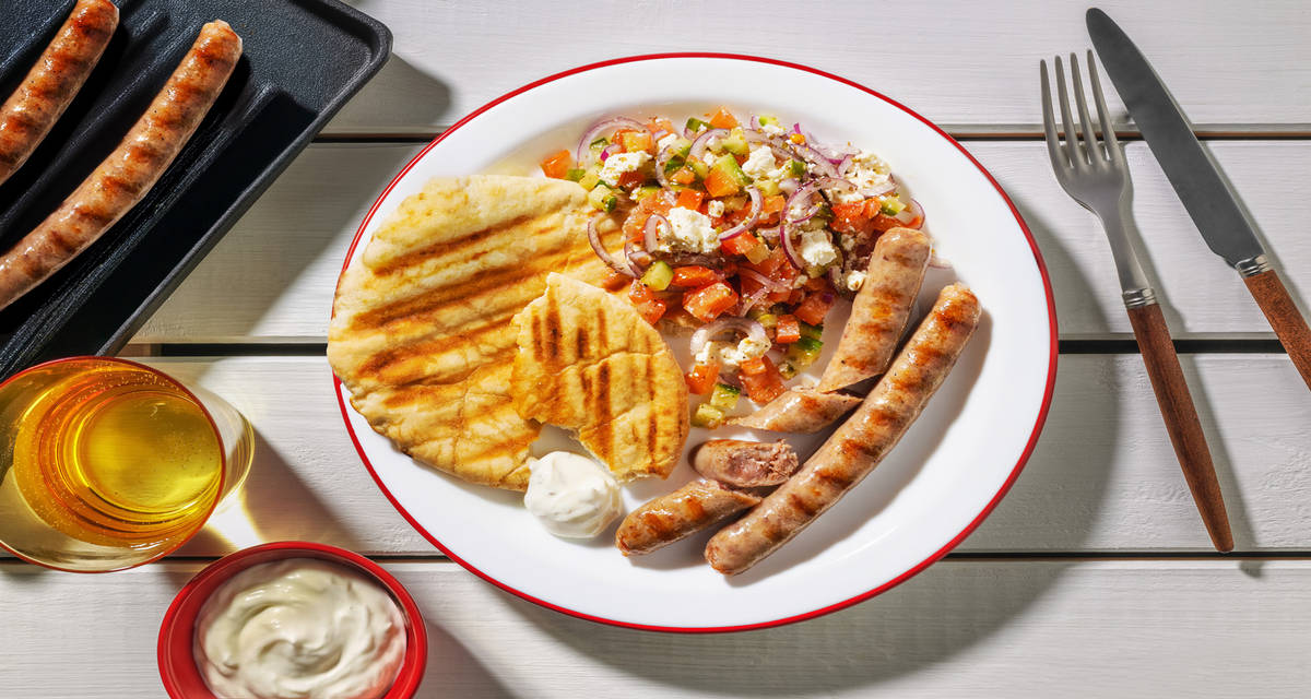 Place au BBQ : chipos, tomates & pita avec du concombre & du labneh