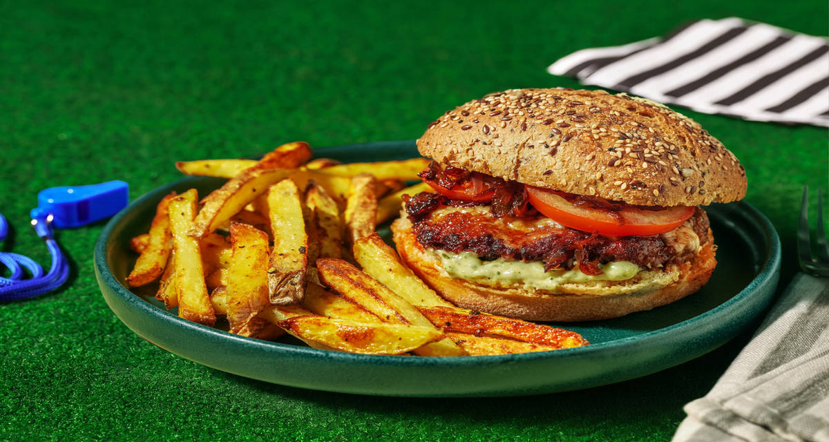 Stadium Burger au bœuf & sauce mayo-basilic avec des frites croustillantes & de la tomate