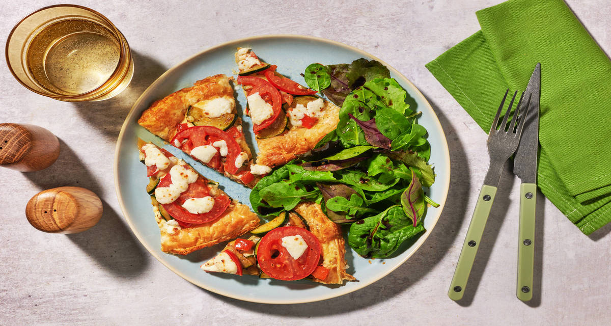 Tarte fine au chèvre frais & légumes de saison avec une pâte sans gluten & de la salade
