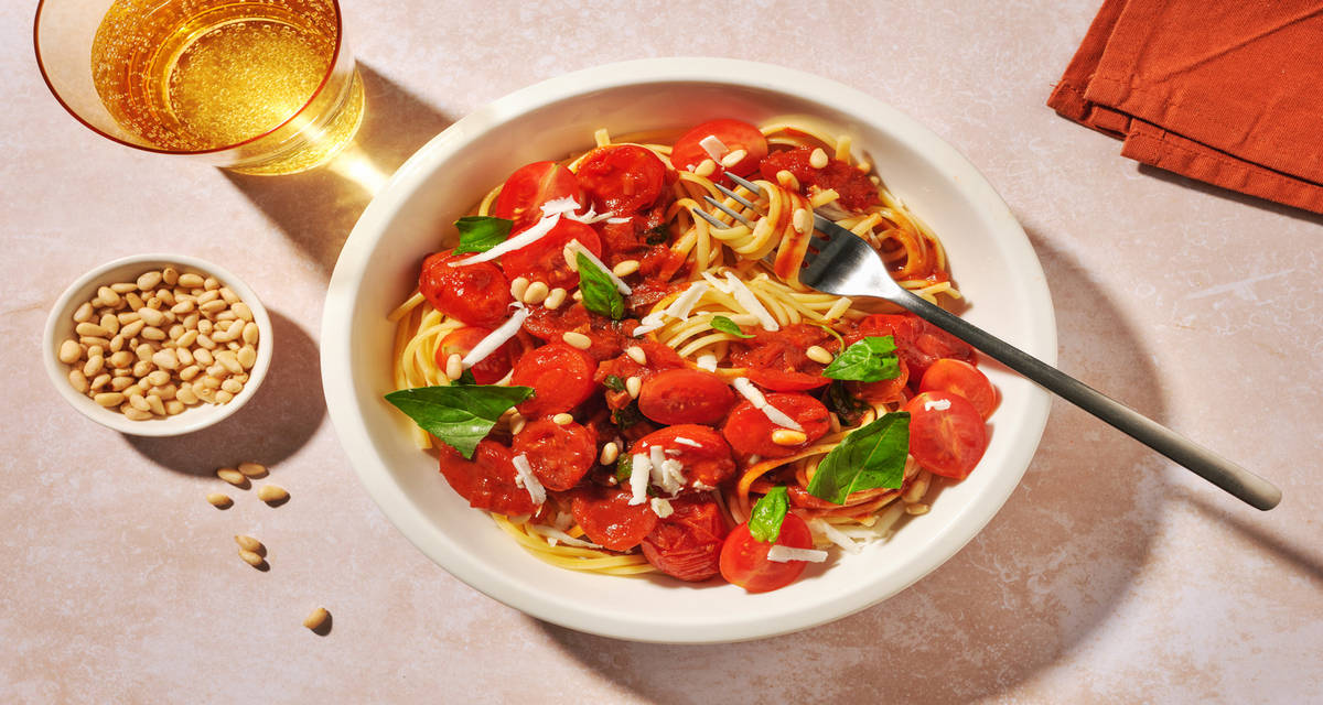 Spaghetti complets al pomodoro & basilico avec du chèvre râpé & des pignons de pin