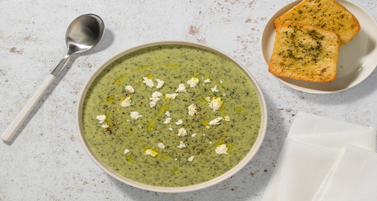 Nuestra crema de verduras con col kale con queso griego y tostadas al romero