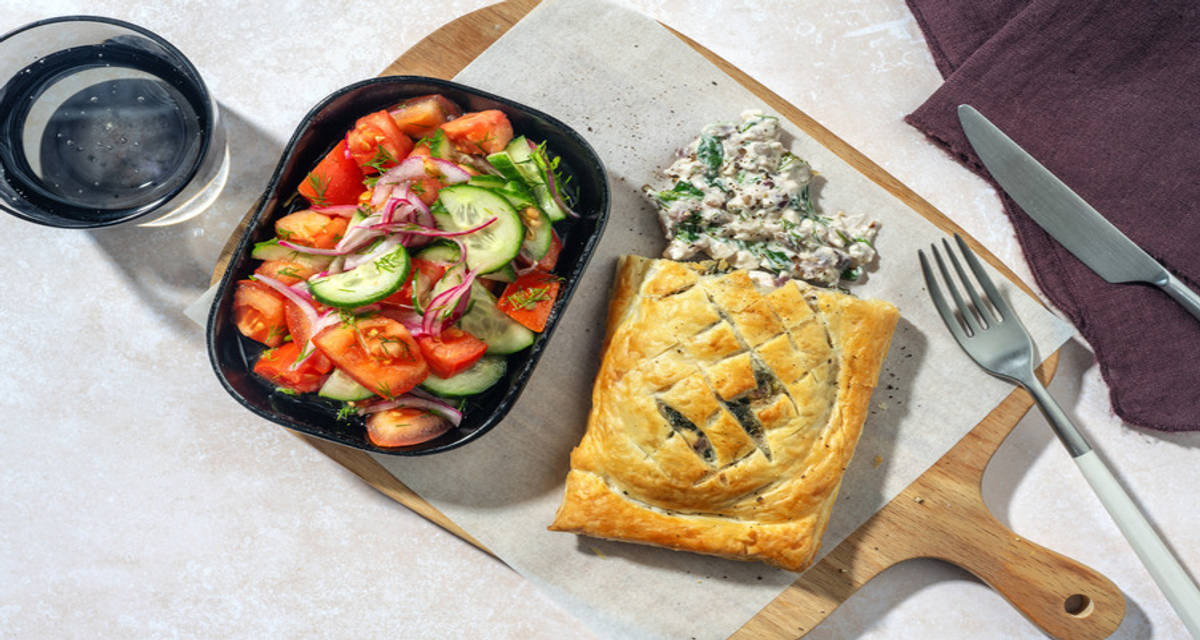 Spanakopita: hojaldre de espinacas y queso griego con ensalada de pepino, tomate y cebolla encurtida