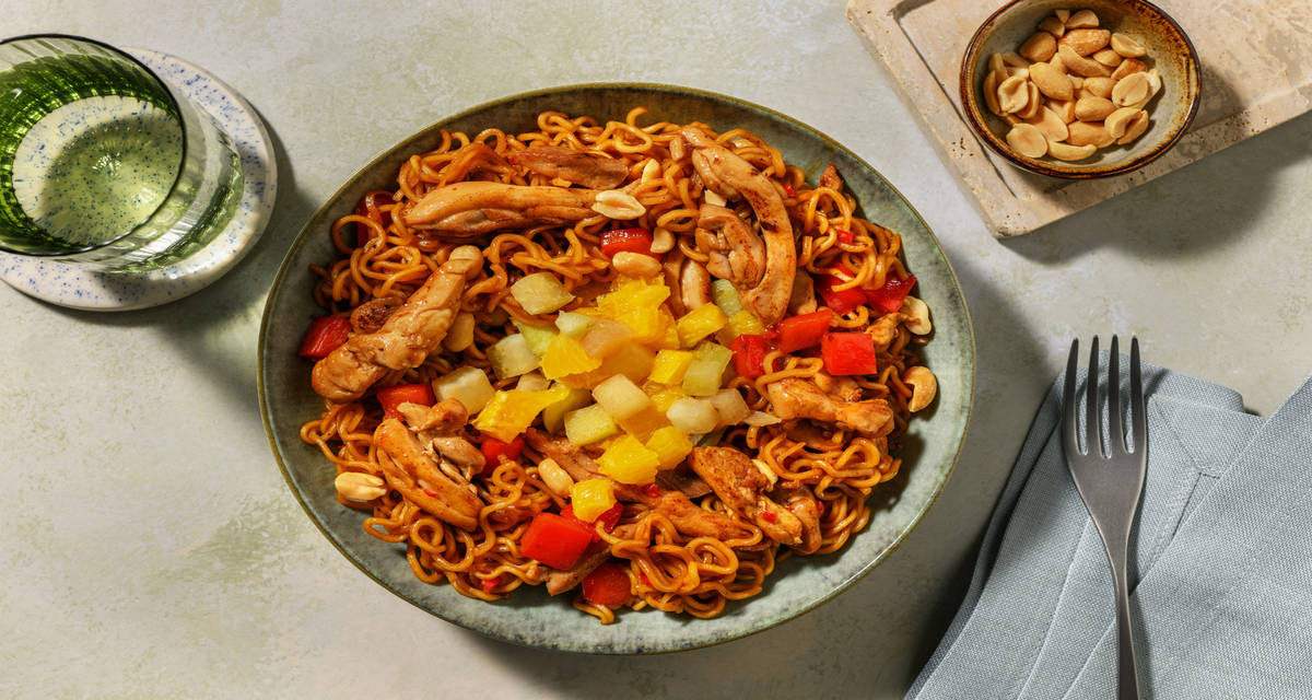 Kip en noedels in hoisinsaus met pinda's en koolrabi met appelsien, zoete Aziatische saus en paprika