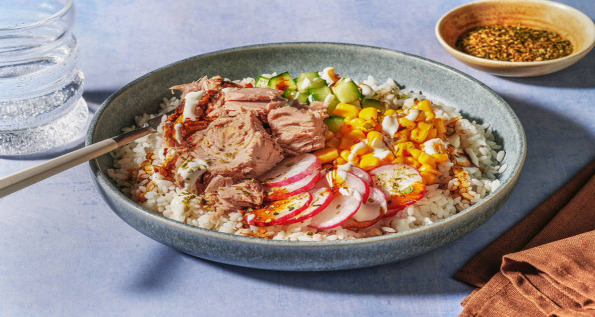 Poké bowl au thon, furikake & maïs au chili doux mayonnaise au gingembre & légumes croquants