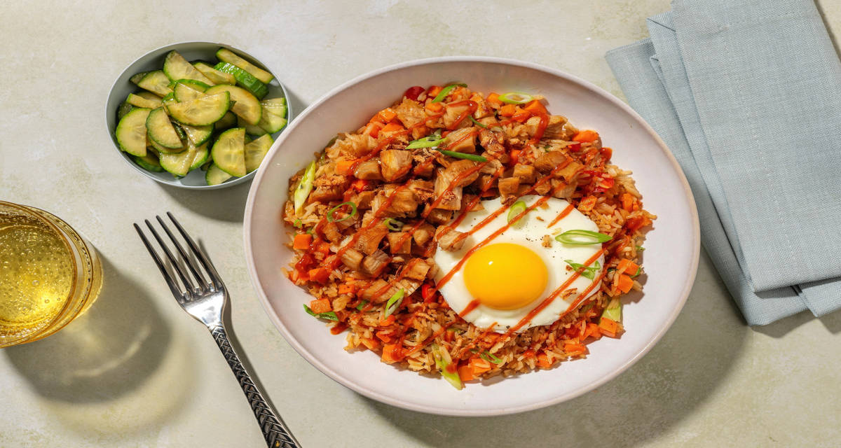 Riz sauté aux émincés veggie & sriracha garni d'oignons frits, crudités & citron