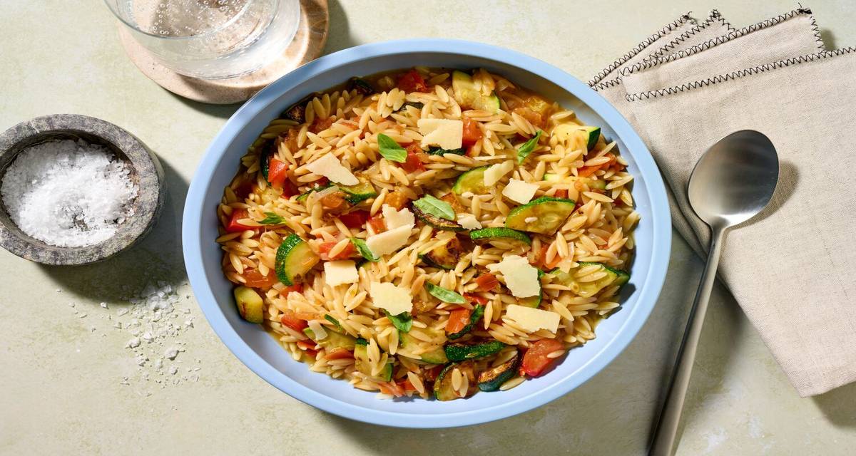 One pot d'orzo : Ossau-Iraty AOP & courgette avec du basilic & des légumes du soleil