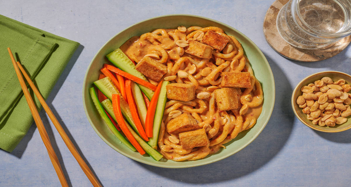Salade de nouilles au sésame & tofu grillé avec des crudités & une sauce chili sucrée