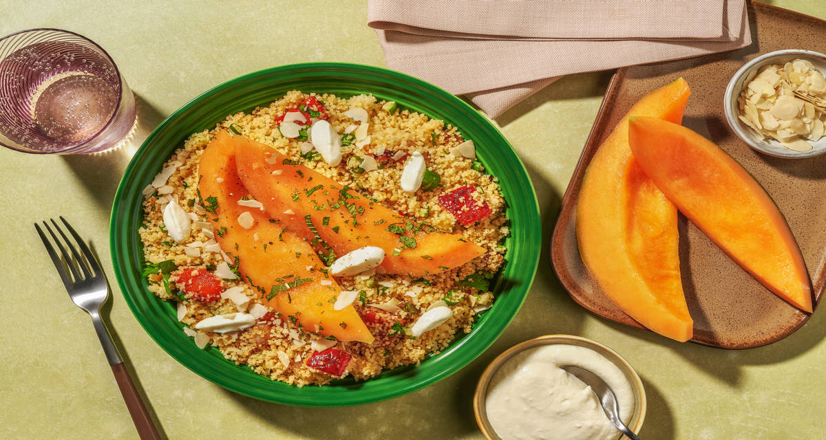 Taboulé au melon, fromage frais & amandes garni de semoule complète, persil & poivron