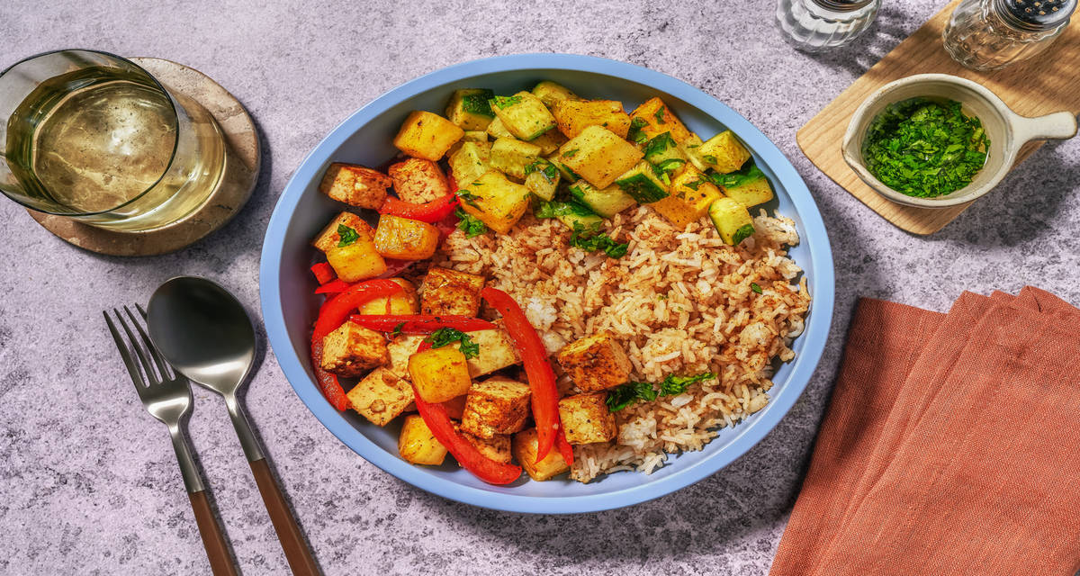Spicy Jerk bowl à la jamaïcaine : tofu & ananas avec du riz, des poivrons & du concombre