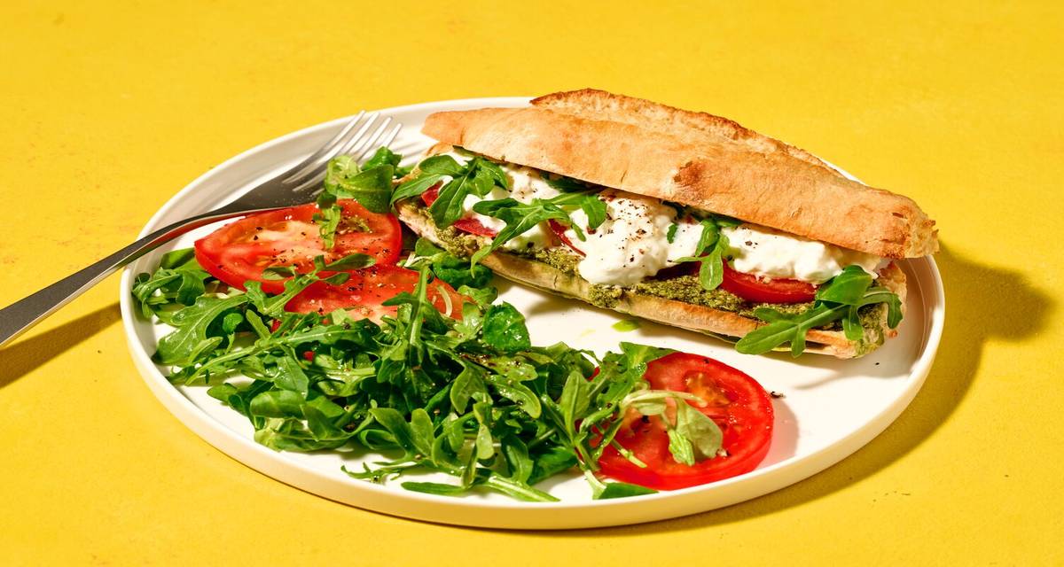 Sandwich burrata & tomates façon caprese avec une salade & du pesto verde