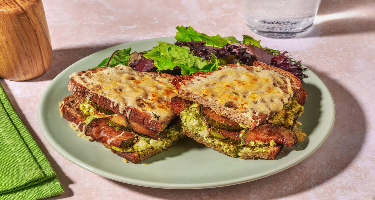 Croque courgette, basilic & fromage frais avec une sauce avoine & une salade