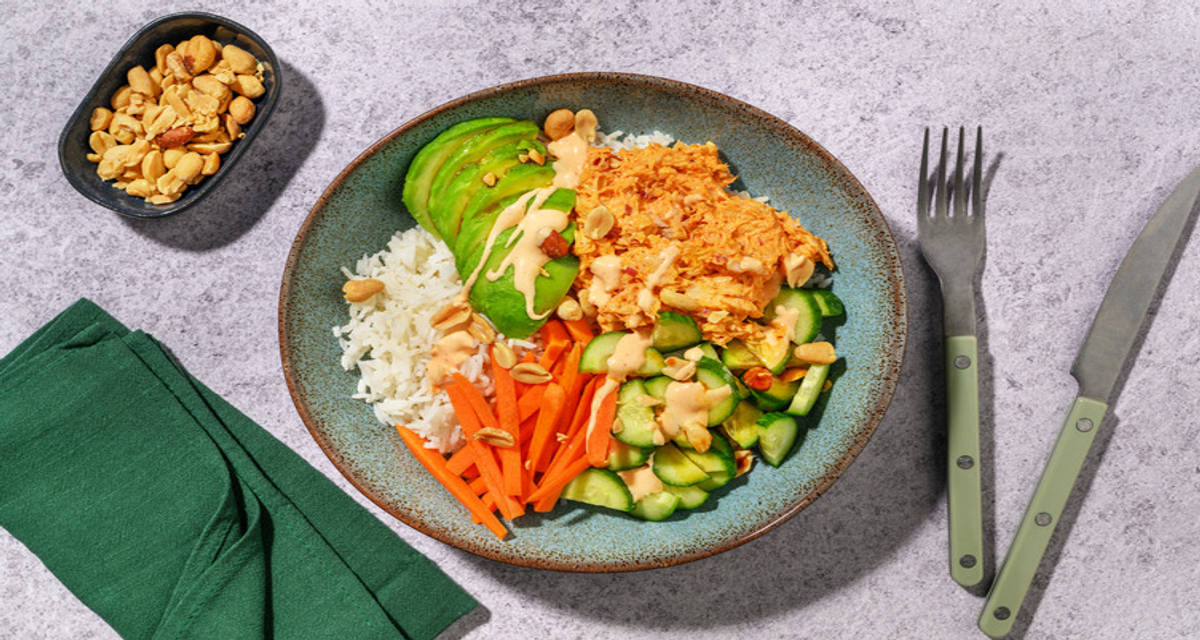 Poké bowl : thon, Sriracha & avocat garni de crudités & cacahuètes
