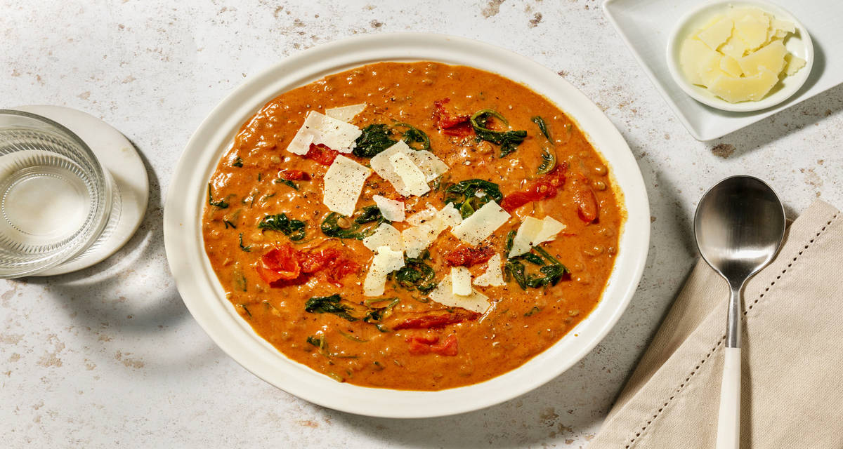 Mijoté piquant de lentilles aux tomates séchées garni de sauce avoine, épinards & piri-piri